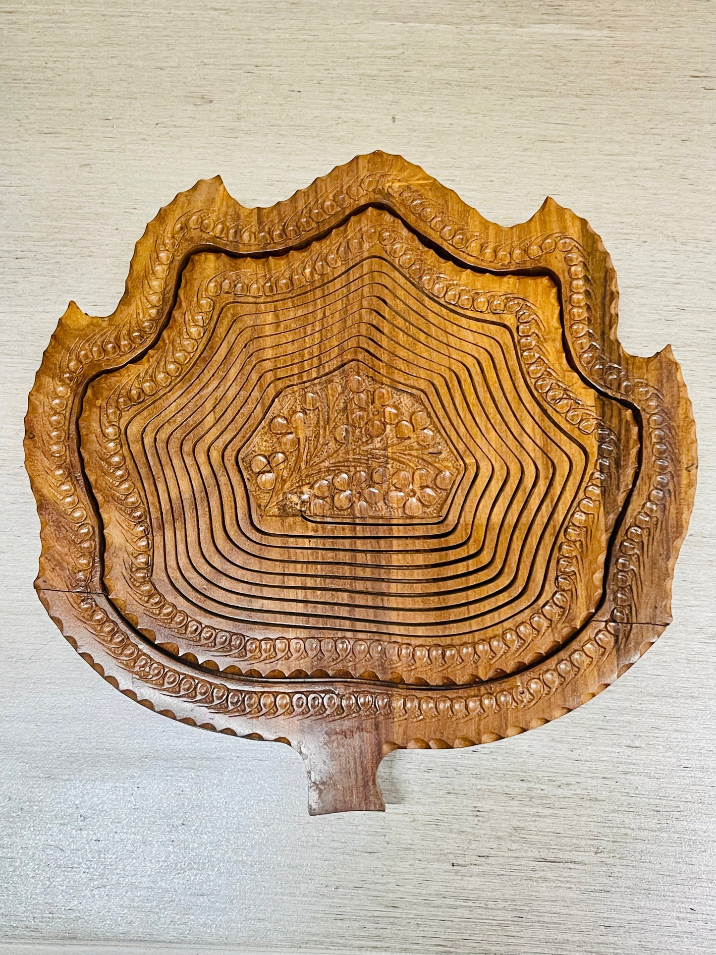 Handcrafted collapsible leaf basket