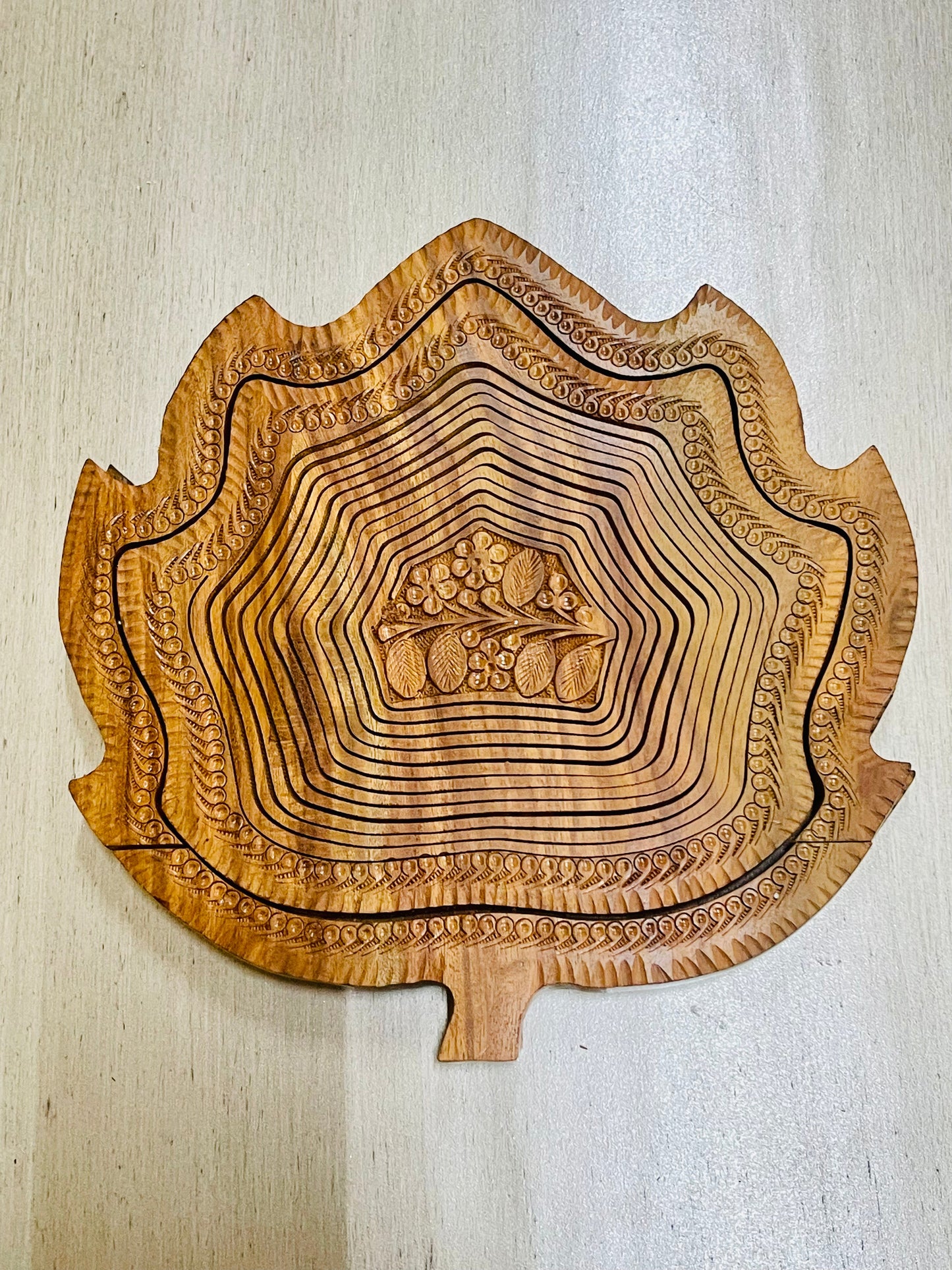 Rosewood Handmade collapsible leaf basket 12”